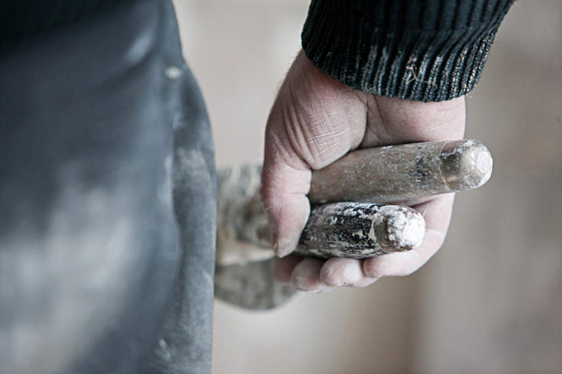 西方人,手,一个人,建筑工人,站,横图,室内,特写,白天,工作服,制服,欧洲,欧洲人,仅一个男性,仅一个人,仅一个中年男性,连接,握,组合,朦胧,模糊,弯曲,工具,钳子,墙,拿,拿着,加工,墙壁,墙面,工人,背面,建筑工地,站着,手部,握着,老虎钳,单手,链接,固定,五金,紧固,拼接,剪断,拼凑,扭转,拼合,凑集,聚合,撮合,链结,牢固,夹持,地盘,建筑地盘,施工地盘,工作制服,男人,男性,中年男性,白种人,建筑工,站立,半身,彩图,工作套服,工地