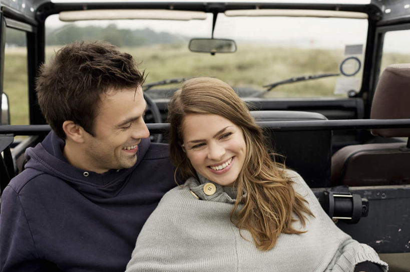 西方人,脸,头,脸颊,两个人,坐,笑,微笑,露齿笑,横图,室外,特写,白天,正面,爱情,安全,草地,植物,窗户,镜子,卡车,汽车,欧洲,欧洲人,服装,朦胧,模糊,反射,浪漫,注视,休闲装,肩膀,玻璃窗,车,草,衣服,绿色,车窗,交通工具,观察,看,靠,靠着,休闲,温暖,温馨,休闲服,恩爱,搭,恋人,服饰,后视镜,观看,镜像,和睦,察看,生命,镜面,搭着,关注,载具,光学,侧视镜,男人,男性,年轻男性,年轻女性,女人,女性,白种人,头部,脸部,脸蛋,面部,情侣,坐着,半身,彩图,伴侣,融洽