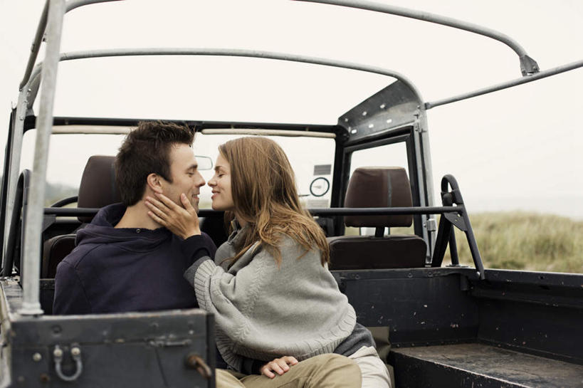 西方人,两个人,栏杆,坐,摸,横图,室外,白天,正面,爱情,草地,植物,窗户,卡车,汽车,椅子,欧洲,欧洲人,抚摸,服装,朦胧,模糊,围栏,浪漫,扭头,注视,休闲装,护栏,玻璃窗,相视,车,草,衣服,绿色,车窗,交通工具,观察,看,靠,靠着,转头,休闲,温暖,温馨,面对面,休闲服,恩爱,恋人,服饰,观看,对视,和睦,察看,互视,关注,载具,相对,相看,男人,男性,年轻男性,年轻女性,女人,女性,白种人,情侣,触摸,接触,坐着,半身,彩图,伴侣,融洽