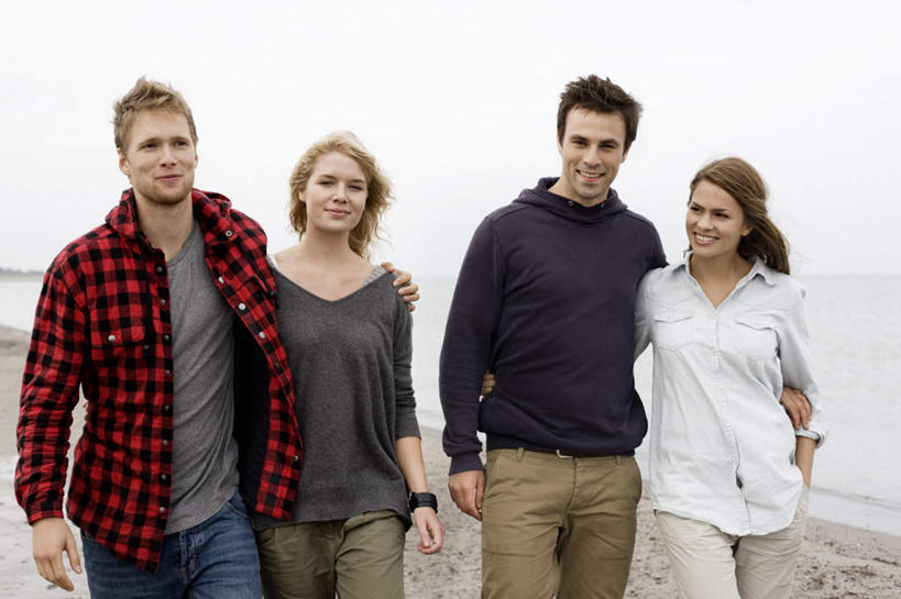 西方人,四个人,伙伴,朋友,走,笑,微笑,露齿笑,横图,室外,白天,正面,爱情,友谊,海浪,海洋,沙滩,欧洲,欧洲人,阴影,服装,光线,沙子,影子,海岸,浪花,沙地,浪漫,扭头,注视,休闲装,衣服,阳光,海水,观察,看,靠,靠着,转头,休闲,温暖,温馨,休闲服,恩爱,搭,恋人,服饰,观看,和睦,察看,搭着,关注,手插袋,单手插袋,海景,单手抄兜,单手放兜,友情,男人,男性,年轻男性,年轻女性,女人,女性,白种人,情侣,大海,风浪,海,海水的波动,海滩,近岸浪,涌浪,步行,插兜,散步,手插兜,手放口袋,走路,半身,彩图,伴侣,融洽,手抄兜