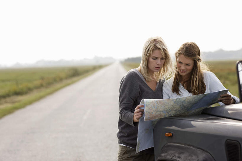 西方人,两个人,伙伴,朋友,站,笑,微笑,横图,室外,白天,正面,友谊,草地,草坪,植物,道路,卡车,路,公路,汽车,地图,欧洲,欧洲人,一辆,握,阴影,服装,光线,信息,影子,交通,拿,拿着,注视,休闲装,方向,车,草,衣服,绿色,阳光,交通工具,低头,观察,看,靠,靠着,站着,休闲,休闲服,握着,服饰,观看,引导,指引,察看,关注,载具,垂头,友情,年轻女性,女人,女性,白种人,马路,站立,半身,彩图,导航