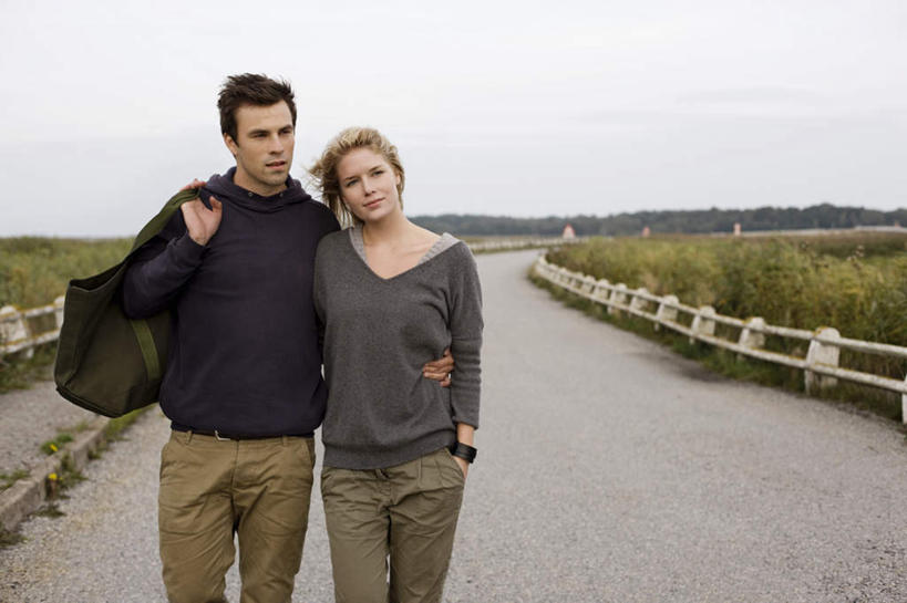 西方人,两个人,栏杆,走,笑,微笑,横图,室外,白天,正面,爱情,草地,植物,道路,路,公路,欧洲,欧洲人,握,阴影,服装,光线,包,影子,围栏,交通,浪漫,拿,旅行包,拿着,扭头,注视,休闲装,护栏,草,一个,衣服,绿色,阳光,观察,看,靠,靠着,转头,休闲,温暖,温馨,休闲服,恩爱,搭,握着,恋人,服饰,单个,观看,和睦,察看,搭着,关注,旅游包,提包,男人,男性,年轻男性,年轻女性,女人,女性,白种人,情侣,马路,步行,散步,走路,半身,彩图,伴侣,融洽