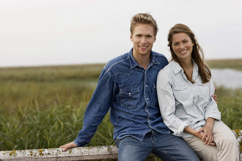 西方人,两个人,坐,抱,笑,微笑,露齿笑,横图,室外,白天,正面,爱情,草地,草坪,植物,欧洲,欧洲人,服装,浪漫,注视,休闲装,草,衣服,蓝色,绿色,蓝天,天空,天,观察,看,休闲,温暖,温馨,休闲服,恩爱,恋人,服饰,晴朗,抱着,观看,和睦,察看,搂着,关注,万里无云,男人,男性,年轻男性,年轻女性,女人,女性,白种人,情侣,晴空,晴空万里,搂,搂抱,坐着,半身,彩图,伴侣,融洽