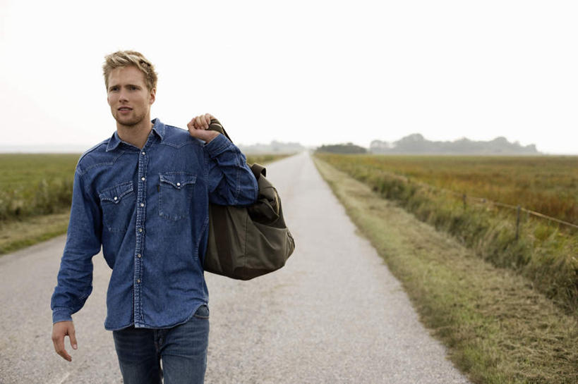 西方人,背,一个人,走,横图,室外,白天,正面,草地,草坪,植物,欧洲,欧洲人,仅一个男性,仅一个人,握,服装,包,拿,旅行包,拿着,注视,休闲装,草,仅一个年轻男性,衣服,蓝色,绿色,蓝天,天空,天,背着,观察,看,休闲,休闲服,提,握着,服饰,晴朗,观看,察看,提着,关注,万里无云,旅游包,背负,提包,男人,男性,年轻男性,白种人,晴空,晴空万里,步行,散步,走路,半身,彩图