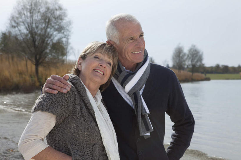 西方人,老年人,两个人,家庭,夫妻,站,抱,笑,微笑,露齿笑,横图,室外,白天,正面,爱情,湖,湖泊,水,植物,欧洲,欧洲人,服装,装饰,湖面,水流,水面,浪漫,注视,休闲装,树,树木,衣服,蓝色,绿色,蓝天,天空,自然,围巾,湖水,天,观察,看,靠,靠着,站着,休闲,温暖,温馨,一家人,休闲服,恩爱,恋人,服饰,生长,晴朗,成长,围脖,抱着,观看,保暖,华丽,点缀,和睦,察看,搂着,御寒,关注,万里无云,衬托,美观,雅致,雅观,老年男性,老年女性,男人,男性,女人,女性,白种人,夫妇,情侣,晴空,晴空万里,搂,搂抱,站立,半身,彩图,伴侣,融洽