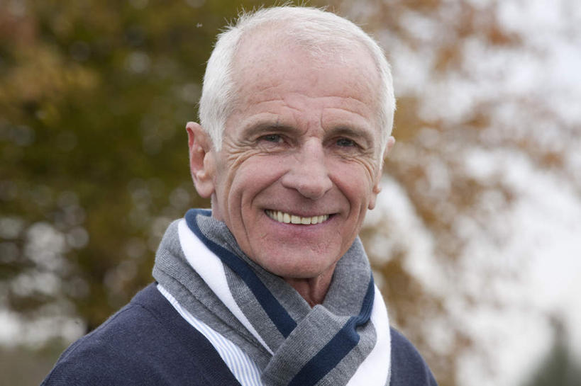 西方人,脸,头,脸颊,一个人,站,笑,微笑,露齿笑,横图,室外,白天,正面,植物,欧洲,欧洲人,仅一个男性,仅一个人,服装,朦胧,模糊,装饰,注视,休闲装,肩膀,树,树木,衣服,绿色,自然,围巾,观察,看,站着,仅一个老年男性,休闲,温暖,休闲服,服饰,生长,成长,围脖,观看,保暖,华丽,点缀,察看,御寒,关注,衬托,美观,雅致,雅观,老年男性,男人,男性,白种人,头部,脸部,脸蛋,面部,站立,半身,彩图