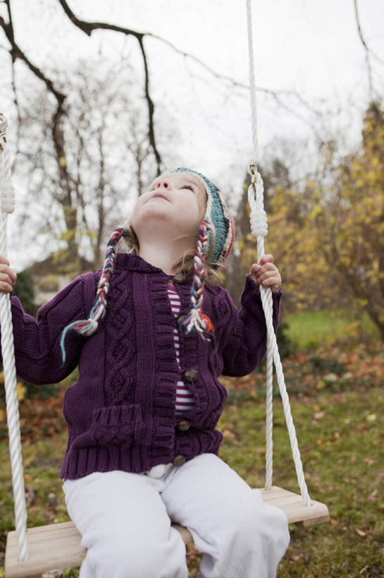 西方人,儿童,一个人,坐,竖图,室外,白天,正面,毛衣,游戏,纯洁,草地,草坪,植物,帽子,欧洲,欧洲人,仅一个女性,仅一个人,握,摇摆,玩,注视,娱乐,草,树,树木,小孩,蓝色,绿色,蓝天,天空,自然,秋千,天,荡秋千,看,仅一个小孩,休闲,可爱,童年,童趣,握着,生长,晴朗,成长,活动,关注,摇晃,线衫,童真,烂漫,无邪,万里无云,棉帽,天真,女孩,女人,女性,白种人,孩子,晴空,晴空万里,抬头,玩耍,嬉戏,仰头,坐着,半身,彩图,绒衣,套衫,套头毛衣,线衣,女生