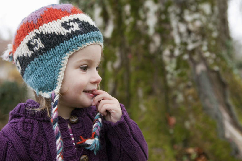 西方人,儿童,一个人,笑,微笑,横图,室外,白天,正面,毛衣,纯洁,植物,帽子,欧洲,欧洲人,仅一个女性,仅一个人,咬,朦胧,模糊,注视,树,树木,小孩,绿色,自然,观察,看,仅一个小孩,可爱,童年,童趣,生长,成长,观看,咬着,察看,关注,线衫,童真,烂漫,无邪,棉帽,天真,女孩,女人,女性,白种人,孩子,半身,彩图,绒衣,套衫,套头毛衣,线衣,女生