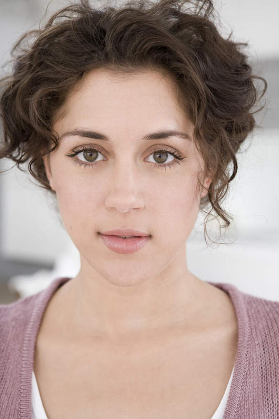 西方人,脸,头,脸颊,一个人,竖图,室内,特写,白天,正面,欧洲,欧洲人,仅一个年轻女性,仅一个女性,仅一个人,服装,朦胧,模糊,棕色,注视,休闲装,衣服,观察,看,休闲,休闲服,服饰,观看,察看,关注,年轻女性,女人,女性,白种人,头部,卷发,脸部,脸蛋,面部,半身,彩图,短发