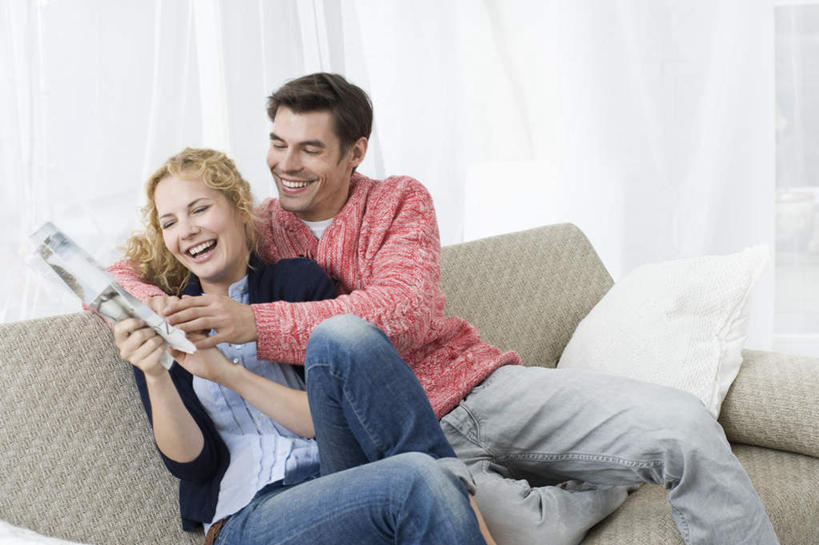 西方人,两个人,家庭,夫妻,客厅,坐,笑,微笑,露齿笑,横图,室内,白天,正面,爱情,靠垫,沙发,报纸,欧洲,欧洲人,握,服装,信息,靠枕,浪漫,拿,拿着,注视,休闲装,衣服,垫子,枕头,观察,看,休闲,温暖,温馨,一家人,休闲服,恩爱,握着,恋人,服饰,观看,新闻,和睦,察看,起居室,关注,布艺沙发,客堂,男人,男性,年轻女性,女人,女性,中年男性,白种人,年轻人,夫妇,情侣,坐着,半身,彩图,伴侣,融洽,报刊