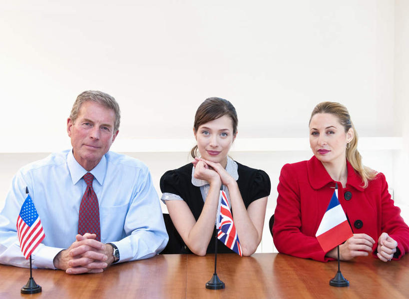 西方人,三个人,伙伴,朋友,商务人士,商务男性,商务女性,坐,横图,室内,白天,正面,衬衫,友谊,合作,团队,桌子,旗帜,国旗,欧洲,欧洲人,撑,套装,办公桌,墙,领带,托腮,注视,旗子,星条旗,墙壁,墙面,英国国旗,观察,看,托,战略,美国国旗,观看,察看,米字旗,象征,庄重,关注,托下巴,商务装,身份,工薪阶层,法国国旗,联合,合谋,正式,地位,旌旗,旗号,配合,协作,老年男性,男人,男性,年轻女性,女人,女性,中年女性,白种人,白领,上班族,旗,坐着,半身,彩图,衬衣,美利坚合众国国旗,三色旗