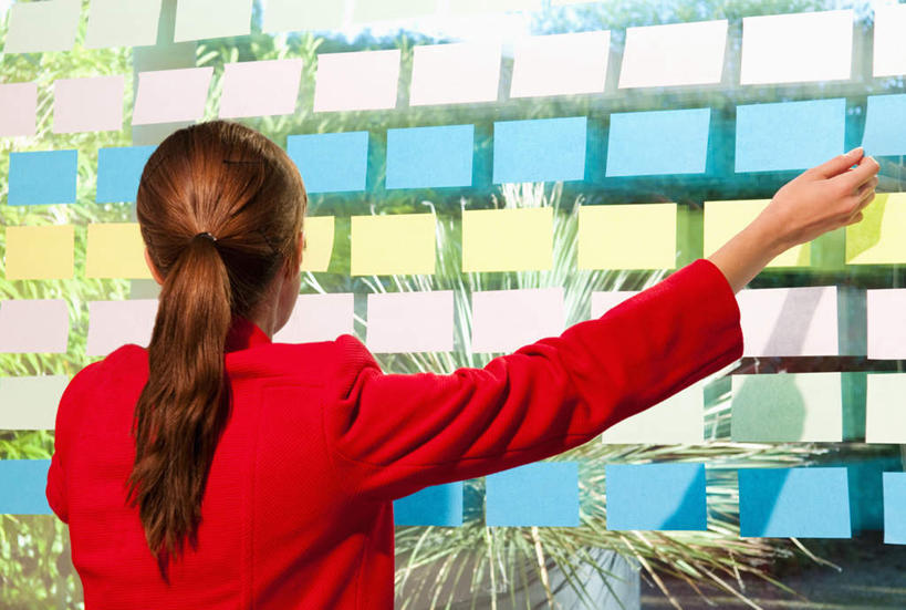 西方人,一个人,商务人士,商务女性,站,横图,彩色,室内,白天,窗户,落地窗,欧洲,欧洲人,仅一个年轻女性,仅一个女性,仅一个人,一排,握,套装,整齐,粘性,办公用品,便利贴,便签,拿,拿着,注视,玻璃窗,文具,排列,背面,观察,看,站着,握着,观看,办公设备,文具用品,记事,察看,队列,关注,商务装,工薪阶层,快捷,文化工具,方便,N次贴,便条贴,告诉贴,即时贴,年轻女性,女人,女性,白种人,白领,上班族,站立,半身,彩图