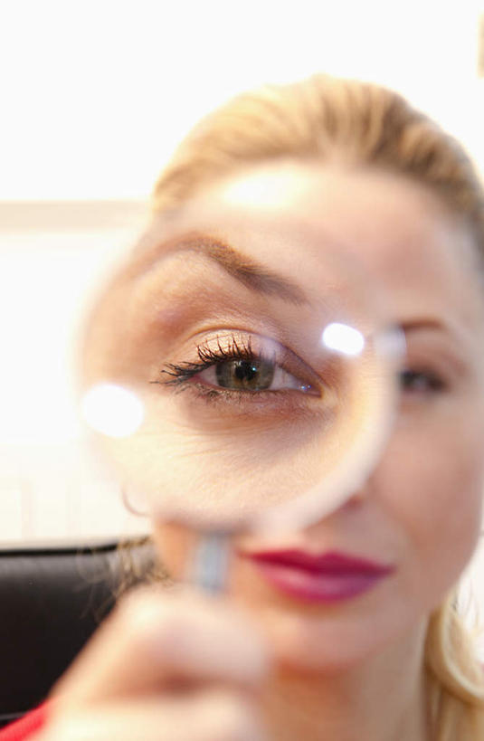 西方人,脸,头,脸颊,手,一个人,商务人士,商务男性,竖图,室内,特写,白天,正面,衬衫,仪器,椅子,欧洲,欧洲人,仅一个女性,仅一个人,握,套装,检查,朦胧,模糊,反射,分析,科学,放大镜,墙,拿,拿着,注视,墙壁,墙面,会议椅,观察,看,仅一个中年女性,手部,清晰,探索,握着,放大,观看,单手,仔细,办公椅,透镜,察看,凸透镜,聚焦,关注,商务装,工薪阶层,光学,清楚,商务椅,培训椅,女人,女性,中年女性,白种人,头部,脸部,脸蛋,面部,白领,上班族,半身,彩图,衬衣