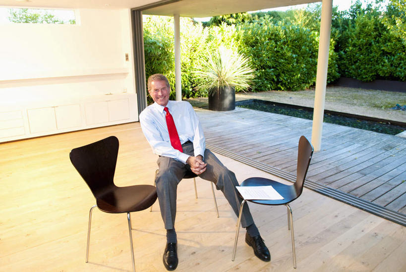 西方人,一个人,商务人士,商务男性,坐,笑,微笑,横图,室内,白天,正面,衬衫,植物,窗户,地板,椅子,欧洲,欧洲人,仅一个男性,仅一个人,套装,材料,档案,文件,纸,墙,领带,地面,注视,木地板,玻璃窗,墙壁,墙面,树,树木,绿色,自然,手稿,资料,观察,看,仅一个老年男性,生长,成长,观看,证明,察看,象征,庄重,关注,文档,商务装,身份,工薪阶层,正式,地位,老年男性,男人,男性,白种人,白领,上班族,坐着,彩图,全身,衬衣