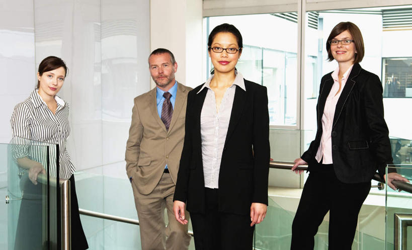 西方人,四个人,伙伴,朋友,商务人士,商务男性,商务女性,栏杆,站,横图,室内,白天,正面,衬衫,友谊,合作,团队,窗户,欧洲,欧洲人,套装,墙,围栏,领带,注视,护栏,玻璃窗,墙壁,墙面,扶,观察,看,站着,战略,观看,察看,扶着,双手插袋,象征,庄重,关注,商务装,身份,手插袋,工薪阶层,双手抄兜,双手放兜,联合,合谋,正式,地位,配合,协作,男人,男性,年轻女性,女人,女性,中年男性,白种人,白领,上班族,插兜,两手抄兜,两手放兜,手插兜,手放口袋,站立,半身,彩图,衬衣,手抄兜