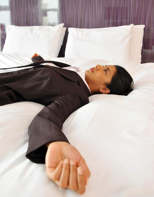 西方人,一个人,商务人士,商务女性,躺,伸展双臂,竖图,室内,白天,侧面,床,靠垫,卧室,欧洲,欧洲人,仅一个女性,仅一个人,套装,双人床,床单,靠枕,注视,被子,垫子,枕头,观察,看,仅一个中年女性,观看,察看,被单,关注,商务装,工薪阶层,卧着,女人,女性,中年女性,白种人,白领,上班族,敞开双臂,伸开双臂,躺着,卧,展开双肩,张开手臂,张开双臂,半身,彩图,睡房,卧房