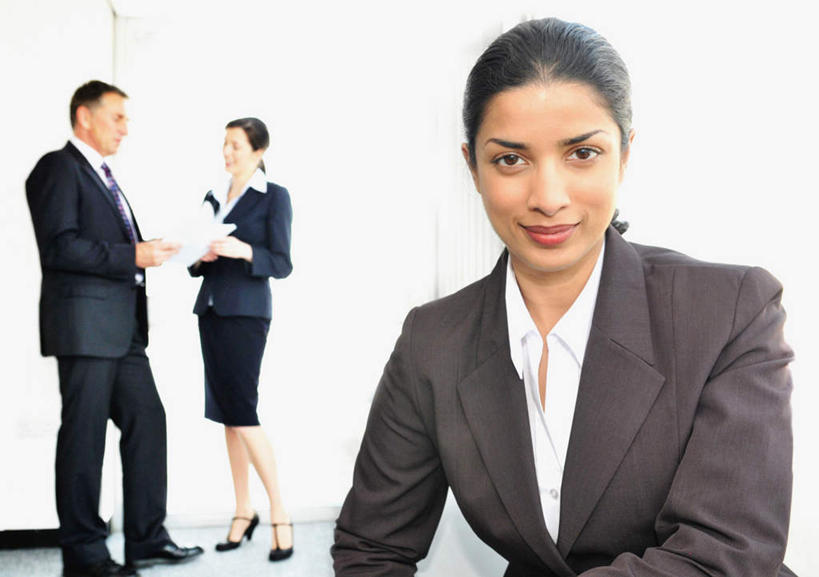 西方人,三个人,伙伴,朋友,商务人士,商务男性,商务女性,站,说,横图,室内,白天,正面,衬衫,讨论,友谊,合作,团队,欧洲,欧洲人,握,套装,材料,档案,文件,纸,墙,领带,拿,拿着,注视,墙壁,墙面,手稿,资料,观察,看,站着,战略,握着,观看,证明,察看,象征,庄重,关注,文档,商务装,身份,工薪阶层,联合,合谋,正式,地位,交流,配合,协作,男人,男性,年轻女性,女人,女性,中年男性,白种人,白领,上班族,沟通,讲话,交谈,商讨,说话,谈话,站立,半身,彩图,衬衣