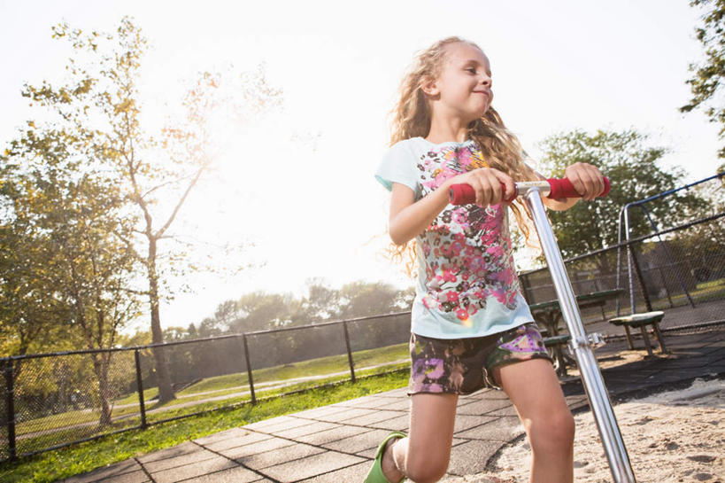 西方人,儿童,一个人,栏杆,站,横图,室外,白天,正面,锻炼,纯洁,运动,草地,草坪,植物,欧洲,欧洲人,仅一个女性,仅一个人,握,阴影,服装,光线,影子,围栏,注视,休闲装,极限运动,护栏,草,树,树木,小孩,衣服,蓝色,绿色,蓝天,天空,阳光,自然,天,观察,看,站着,仅一个小孩,休闲,休闲服,滑板车,可爱,童年,童趣,握着,服饰,生长,晴朗,成长,滑板,观看,察看,关注,童真,烂漫,无邪,万里无云,体育,天真,女孩,女人,女性,白种人,孩子,晴空,晴空万里,站立,半身,彩图,健身,滑板运动,女生