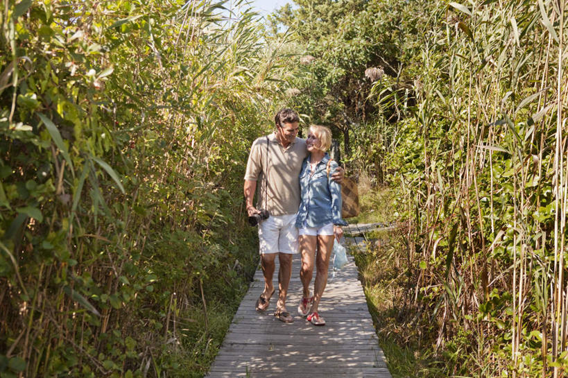 西方人,中年人,两个人,家庭,夫妻,走,抱,笑,微笑,露齿笑,横图,室外,白天,正面,爱情,植物,道路,路,欧洲,欧洲人,阴影,服装,光线,影子,小路,交通,浪漫,注视,休闲装,衣服,绿色,阳光,自然,观察,看,休闲,温暖,温馨,一家人,休闲服,恩爱,恋人,服饰,乡间小路,生长,成长,抱着,观看,和睦,察看,搂着,关注,男人,男性,女人,女性,中年男性,中年女性,白种人,夫妇,情侣,步行,搂,搂抱,散步,走路,彩图,全身,伴侣,融洽