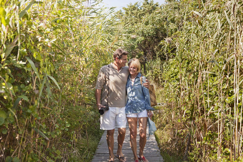 西方人,中年人,两个人,家庭,夫妻,走,抱,笑,微笑,露齿笑,横图,室外,白天,正面,爱情,植物,道路,路,欧洲,欧洲人,阴影,服装,光线,影子,小路,交通,浪漫,注视,休闲装,衣服,绿色,阳光,自然,观察,看,休闲,温暖,温馨,一家人,休闲服,恩爱,恋人,服饰,乡间小路,生长,成长,抱着,观看,和睦,察看,搂着,关注,男人,男性,女人,女性,中年男性,中年女性,白种人,夫妇,情侣,步行,搂,搂抱,散步,走路,半身,彩图,伴侣,融洽