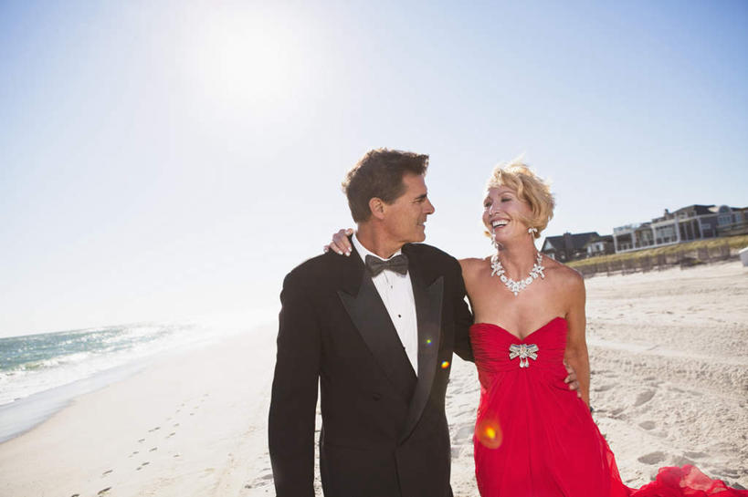 西方人,中年人,两个人,家庭,夫妻,走,抱,笑,微笑,露齿笑,横图,室外,白天,正面,晚礼服,西装,爱情,沙滩,项链,欧洲,欧洲人,阴影,套装,正装,光线,领结,沙子,影子,海岸,沙地,浪漫,注视,职业装,装饰品,蓝色,蓝天,天空,阳光,饰品,首饰,天,观察,看,温暖,温馨,一家人,恩爱,恋人,晴朗,抱着,观看,和睦,察看,搂着,象征,庄重,关注,身份,万里无云,正式,地位,男人,男性,女人,女性,中年男性,中年女性,白种人,夫妇,情侣,海滩,晴空,晴空万里,步行,搂,搂抱,散步,走路,半身,彩图,晚宴服,舞会服,洋服,洋装,夜礼服,伴侣,融洽