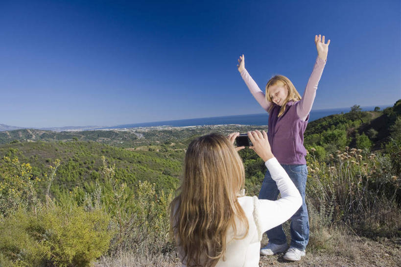 西方人,儿童,中年人,背部,两个人,家庭,母亲,女儿,站,蹲,举,笑,微笑,横图,室外,白天,正面,纯洁,草地,草坪,植物,相机,欧洲,欧洲人,握,阴影,服装,光线,影子,拿,拿着,注视,休闲装,草,小孩,拍照,衣服,蓝色,绿色,蓝天,天空,阳光,数码相机,天,观察,看,托,站着,休闲,温暖,温馨,母女,一家人,休闲服,可爱,母爱,童年,童趣,握着,摄影,服饰,晴朗,观看,和睦,察看,关注,童真,烂漫,无邪,万里无云,天真,女孩,女人,女性,中年女性,白种人,孩子,照相机,晴空,晴空万里,蹲着,举起,举手,举着,向上举,向上伸,向上托,站立,半身,彩图,照相,融洽,女生