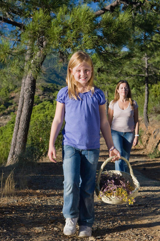 西方人,儿童,中年人,两个人,家庭,母亲,女儿,走,笑,交叉,微笑,露齿笑,竖图,室外,白天,正面,纯洁,树林,植物,竹子,欧洲,欧洲人,握,阴影,竹制,服装,编织,光线,篮子,影子,坚果,果实,松果,拿,拎,拿着,注视,休闲装,树,树木,小孩,衣服,绿色,阳光,自然,竹篮,干果,观察,看,休闲,温暖,温馨,母女,一家人,休闲服,可爱,母爱,童年,童趣,握着,服饰,生长,成长,观看,竹条,交织,和睦,察看,竹制品,松塔,关注,童真,烂漫,无邪,穿插,天真,女孩,女人,女性,中年女性,白种人,孩子,步行,散步,走路,彩图,全身,融洽,女生,拎着