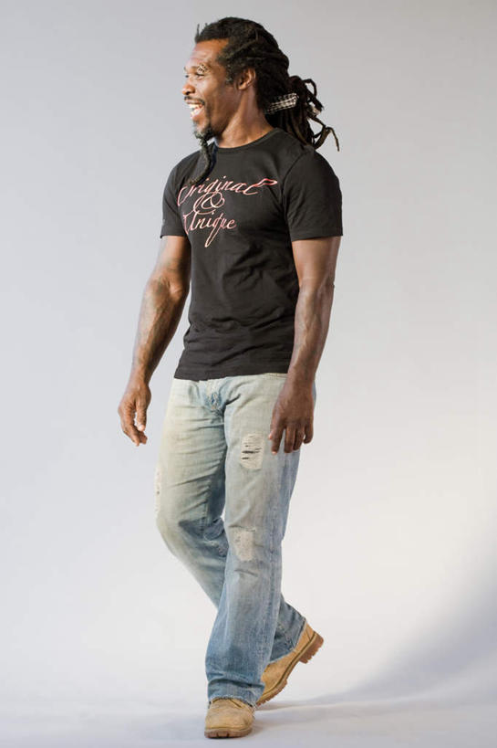 西方人,一个人,站,竖图,室内,白天,白色背景,正面,欧洲,欧洲人,仅一个男性,仅一个人,仅一个中年男性,服装,裤子,注视,牛仔裤,休闲装,衣服,观察,看,站着,休闲,休闲服,摄影,服饰,影棚,观看,察看,关注,男人,男性,中年男性,白种人,站立,彩图,全身,影棚拍摄,拍摄