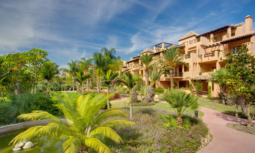 无人,家,横图,室外,白天,正面,度假,美景,植物,城市风光,城市,西班牙,欧洲,阴影,光线,影子,房屋,屋子,景观,云,云朵,云彩,娱乐,楼房,安达卢西亚,住宅,树,树木,蓝色,绿色,白云,蓝天,天空,阳光,自然,天,享受,休闲,景色,放松,生长,晴朗,成长,南欧,安达鲁西亚,马拉加省,马拉加,西班牙王国,安达卢西亚自治区,马贝拉,马尔贝拉,晴空,彩图,房子