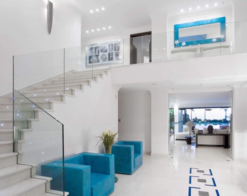 无人,家,客厅,栏杆,横图,室内,白天,正面,植物,家具,楼梯,装修,建筑,椅子,照明,阴影,装饰,光线,瓷砖,地砖,扶手,盆栽,影子,房屋,阶梯,墙,屋子,公寓,灯光,盆景,地面,古典,建设,装潢,洋房,护栏,楼房,顶灯,墙壁,墙面,台阶,住宅,灯,绿色,自然,灯具,室内装潢,中式,生长,成长,样板房,明亮,照亮,起居室,舒适,家居装潢,照明设备,房屋设计,室内设计,宽敞,样板房装潢,客堂,设计,彩图,房子