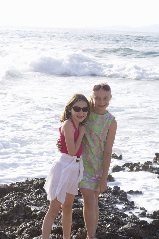 西方人,儿童,两个人,家庭,站,抱,笑,微笑,露齿笑,竖图,室外,白天,正面,纯洁,海浪,海洋,石头,沙滩,欧洲,欧洲人,服装,墨镜,沙子,石子,眼镜,海岸,浪花,沙地,注视,休闲装,小孩,衣服,海水,太阳镜,太阳眼镜,观察,看,站着,休闲,温暖,温馨,一家人,休闲服,遮阳镜,可爱,童年,童趣,服饰,抱着,观看,和睦,察看,搂着,关注,海景,童真,烂漫,无邪,天真,女孩,女人,女性,白种人,大海,风浪,海,海水的波动,海滩,近岸浪,石块,岩石,涌浪,搂,搂抱,站立,半身,彩图,融洽,女生