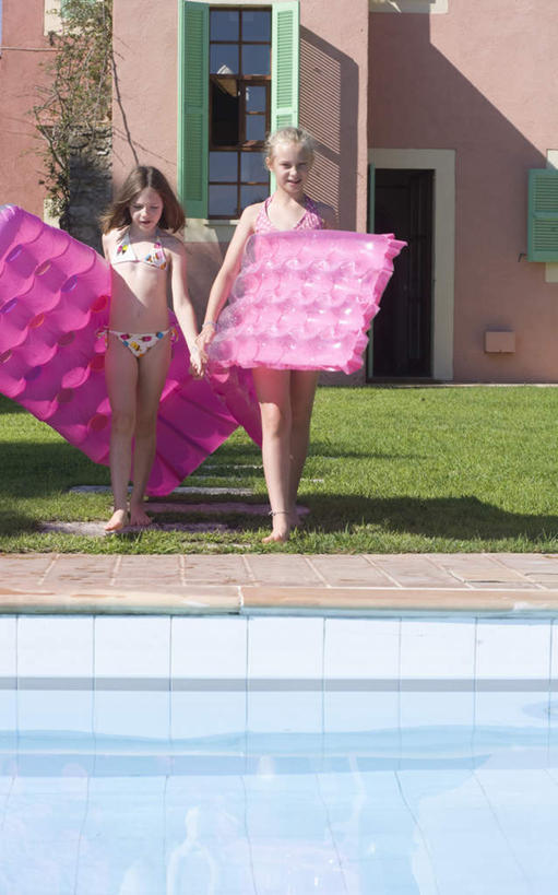 西方人,儿童,两个人,家庭,游泳池,家,走,竖图,室外,白天,正面,泳装,比基尼,纯洁,草地,草坪,水,植物,床,门,欧洲,欧洲人,握,阴影,光线,影子,塑料,房屋,屋子,水池,水面,拿,拿着,注视,泳池,楼房,住宅,草,小孩,绿色,阳光,塑料制品,门框,观察,看,温暖,温馨,一家人,气垫床,可爱,童年,童趣,握着,充气,观看,和睦,察看,关注,童真,烂漫,无邪,天真,女孩,女人,女性,白种人,步行,散步,走路,彩图,全身,三点式,泳衣,房子,融洽,女生