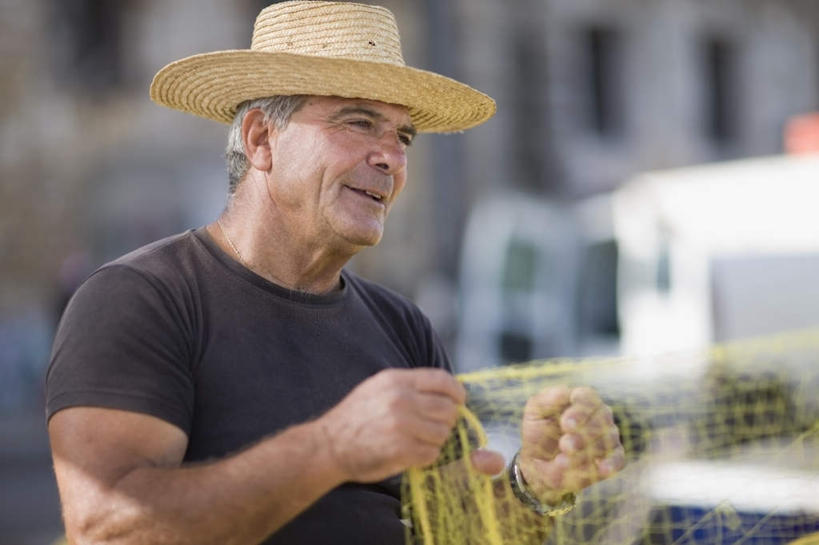 西方人,一个人,渔夫,横图,室外,白天,正面,帽子,欧洲,欧洲人,仅一个男性,仅一个人,握,阴影,服装,朦胧,模糊,光线,草帽,影子,拿,拿着,注视,休闲装,衣服,阳光,观察,看,仅一个老年男性,休闲,休闲服,握着,服饰,渔网,观看,渔具,察看,关注,抓捕,捕捞,鱼网,拉网,捕捞工具,老年男性,男人,男性,白种人,捕鱼人,打鱼人,半身,彩图