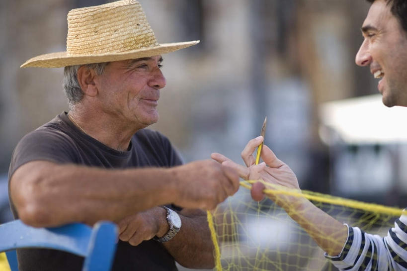 西方人,两个人,家庭,父亲,儿子,家,笑,微笑,露齿笑,横图,室外,白天,侧面,帽子,椅子,欧洲,欧洲人,握,服装,朦胧,模糊,草帽,房屋,屋子,拿,拿着,注视,休闲装,楼房,住宅,衣服,观察,看,休闲,温暖,温馨,父子,一家人,休闲服,父爱,握着,服饰,渔网,观看,渔具,和睦,察看,关注,抓捕,捕捞,鱼网,拉网,捕捞工具,老年男性,男人,男性,中年男性,白种人,半身,彩图,房子,融洽