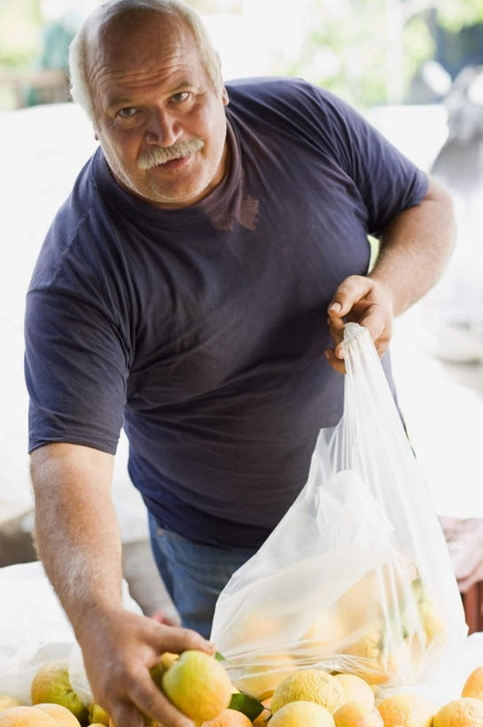 西方人,一个人,店员,商店,站,竖图,室外,白天,正面,柑橘,袋子,水果,欧洲,欧洲人,仅一个男性,仅一个人,握,服装,新鲜,塑料,生食,食品,果实,拿,拿着,注视,休闲装,塑料袋,商铺,食物,衣服,容器,塑料制品,观察,看,站着,仅一个老年男性,营业员,休闲,休闲服,握着,服饰,有机食品,绿色食品,观看,储藏,垃圾袋,察看,储存,关注,市肆,商号,销售人员,老年男性,男人,男性,白种人,售货员,橘子,桔子,橙子,橙,站立,半身,彩图,店铺,贮存