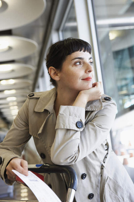 西方人,一个人,商务人士,商务女性,机场,站,竖图,室内,白天,正面,飞机场,照明,欧洲,欧洲人,仅一个女性,仅一个人,撑,握,阴影,套装,光线,影子,灯光,拿,拿着,托腮,注视,吊灯,车,灯,手推车,灯具,交通工具,观察,看,托,站着,仅一个中年女性,握着,行李车,观看,照亮,察看,照明设备,关注,托下巴,载具,商务装,工薪阶层,女人,女性,中年女性,白种人,白领,上班族,航空站,空港,站立,半身,彩图,机场行李车,机票