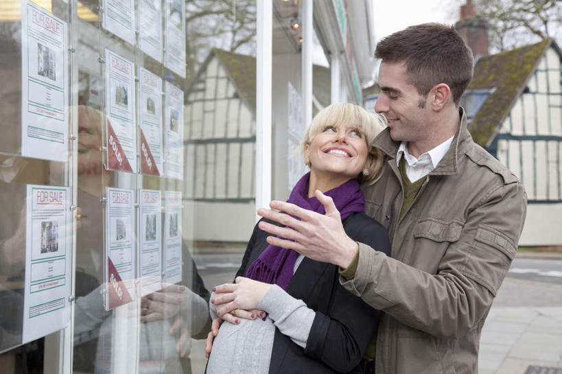 西方人,孕妇,两个人,家庭,夫妻,家,站,抱,笑,摸,说,微笑,露齿笑,横图,室外,白天,侧面,爱情,讨论,窗户,落地窗,欧洲,欧洲人,抚摸,服装,英文,标志,材料,档案,文件,文字,纸,字符,字母,房屋,屋子,烟雾,浪漫,注视,休闲装,标识,楼房,玻璃窗,住宅,衣服,手稿,资料,观察,看,站着,休闲,温暖,温馨,一家人,怀孕,休闲服,恩爱,恋人,服饰,抱着,观看,英文字母,证明,污染,废气,和睦,察看,搂着,待产,关注,文档,飞机尾迹,尾迹云,机尾云,飞机拉烟,云带,尾迹,机尾迹,飞机尾气,妊娠,准妈妈,交流,男人,男性,年轻女性,女人,女性,中年男性,白种人,年轻人,夫妇,情侣,产妇,触摸,沟通,讲话,交谈,接触,搂,搂抱,商讨,说话,谈话,站立,半身,彩图,房子,伴侣,融洽