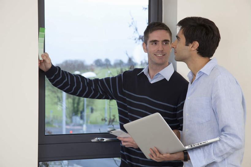 西方人,两个人,站,说,横图,室内,白天,正面,爱情,讨论,电脑,笔记本电脑,窗户,欧洲,欧洲人,握,服装,网络,墙,浪漫,系统,拿,拿着,注视,休闲装,通讯设备,玻璃窗,墙壁,墙面,衣服,观察,看,站着,休闲,温暖,温馨,休闲服,比较,恩爱,色彩,颜色,握着,恋人,服饰,对比,观看,色阶卡,色卡,颜色卡,色板,和睦,察看,无线,关注,通信设备,选择,无线网络,同性恋,标准,无线上网,便携式电脑,比色卡,色标卡,交流,手提电脑,男人,男性,年轻男性,白种人,情侣,沟通,讲话,交谈,商讨,说话,谈话,站立,半身,彩图,伴侣,融洽