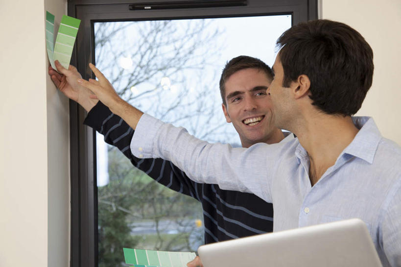 西方人,两个人,站,说,横图,室内,白天,正面,爱情,讨论,电脑,笔记本电脑,窗户,欧洲,欧洲人,握,服装,网络,墙,浪漫,系统,拿,拿着,注视,休闲装,通讯设备,玻璃窗,墙壁,墙面,衣服,观察,看,站着,休闲,温暖,温馨,休闲服,比较,恩爱,色彩,颜色,握着,恋人,服饰,对比,观看,色阶卡,色卡,颜色卡,色板,和睦,察看,无线,关注,通信设备,选择,无线网络,同性恋,标准,无线上网,便携式电脑,比色卡,色标卡,交流,手提电脑,男人,男性,年轻男性,白种人,情侣,沟通,讲话,交谈,商讨,说话,谈话,站立,半身,彩图,伴侣,融洽