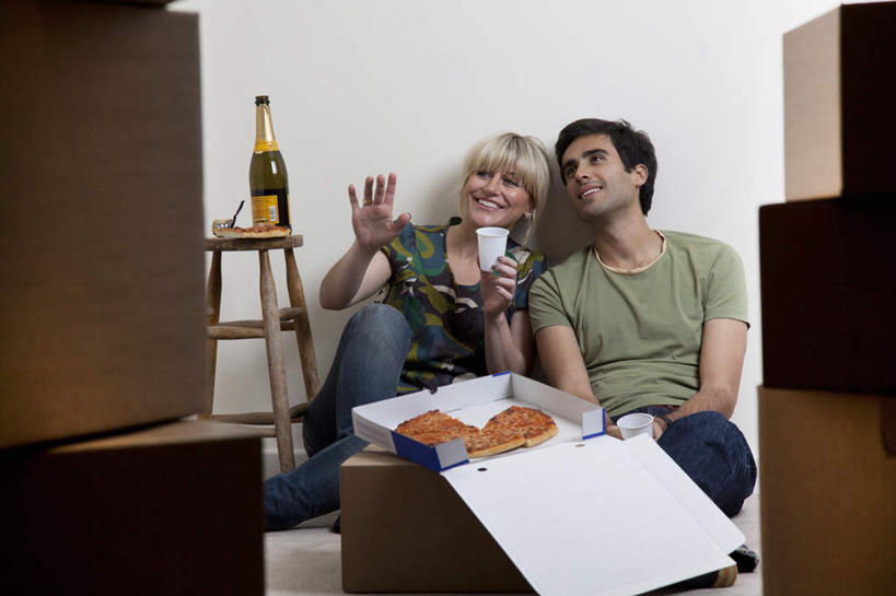 葡萄酒,西方人,两个人,家庭,夫妻,坐,笑,攀登,微笑,露齿笑,横图,室内,白天,正面,爱情,烹饪,奢侈,西餐,快乐,欧洲,欧洲人,一堆,许多,握,堆叠,堆积,服装,包装,梯子,纸箱,阶梯,木梯,墙,料理,食品,披萨,匹萨,很多,浪漫,拿,拿着,注视,休闲装,菜肴,美食,墙壁,墙面,玻璃制品,酒,酒瓶,食物,饮料,衣服,玻璃瓶,瓶子,容器,箱子,快餐,香槟,观察,看,靠,靠着,休闲,温暖,温馨,一家人,休闲服,爬,恩爱,西式,诱惑,握着,恋人,服饰,佳肴,观看,上升,堆,和睦,察看,比萨,关注,纸板箱,西式快餐,垃圾食品,包装箱,意大利薄饼,登高,气泡酒,起泡酒,汽酒,男人,男性,年轻女性,女人,女性,中年男性,白种人,年轻人,夫妇,情侣,攀爬,坐着,半身,彩图,高兴,欢笑,伴侣,融洽