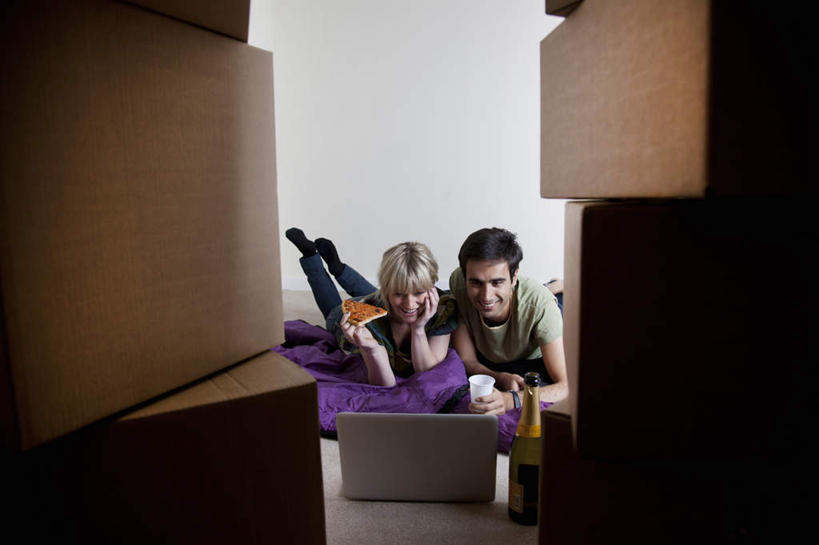 葡萄酒,西方人,两个人,家庭,夫妻,横图,室内,白天,正面,爱情,烹饪,奢侈,西餐,快乐,电脑,笔记本电脑,欧洲,欧洲人,一堆,许多,撑,握,堆叠,堆积,服装,网络,包装,纸箱,墙,料理,食品,披萨,匹萨,很多,浪漫,拿,拿着,托腮,注视,休闲装,通讯设备,菜肴,美食,墙壁,墙面,玻璃制品,酒,酒瓶,食物,饮料,衣服,玻璃瓶,瓶子,容器,箱子,快餐,香槟,观察,看,趴着,托,休闲,温暖,温馨,一家人,休闲服,恩爱,西式,诱惑,握着,恋人,服饰,佳肴,观看,堆,和睦,察看,无线,比萨,关注,托下巴,纸板箱,通信设备,无线网络,无线上网,便携式电脑,西式快餐,垃圾食品,包装箱,意大利薄饼,气泡酒,起泡酒,汽酒,手提电脑,男人,男性,年轻女性,女人,女性,中年男性,白种人,年轻人,夫妇,情侣,趴,半身,彩图,高兴,欢笑,伴侣,融洽