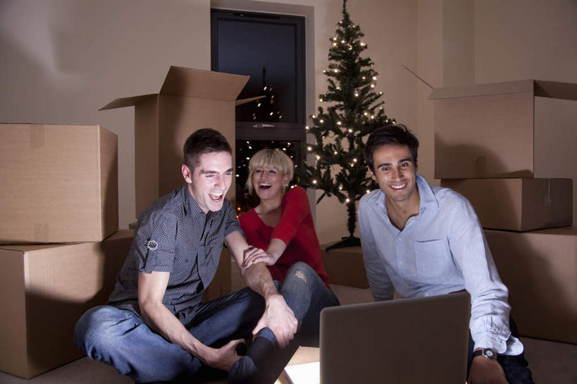 西方人,三个人,伙伴,朋友,坐,笑,微笑,露齿笑,横图,室内,白天,正面,友谊,电脑,笔记本电脑,植物,窗户,照明,欧洲,圣诞节,欧洲人,一堆,许多,堆叠,堆积,服装,节日,庆祝,装饰,环绕,缠绕,网络,包装,彩灯,挂饰,纸箱,墙,灯光,圣诞树,圣诞球,很多,注视,休闲装,文化,通讯设备,玻璃窗,墙壁,墙面,灯,球,树,树木,衣服,绿色,自然,容器,箱子,灯具,观察,看,庆典,休闲,球体,休闲服,服饰,花灯,生长,成长,观看,纪念,堆,华丽,修饰,照亮,点缀,察看,无线,照明设备,关注,纸板箱,通信设备,无线网络,纠缠,无线上网,便携式电脑,包装箱,衬托,美观,雅致,雅观,友情,手提电脑,男人,男性,年轻男性,女人,女性,中年女性,白种人,坐着,半身,彩图