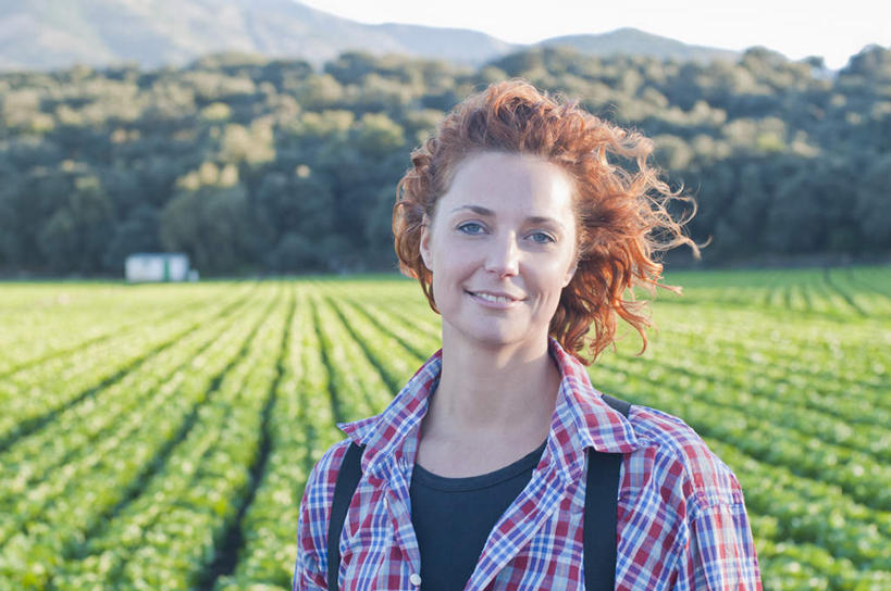 西方人,一个人,农田,站,笑,微笑,露齿笑,横图,室外,白天,正面,庄稼,农作物,植物,蔬菜,欧洲,欧洲人,仅一个女性,仅一个人,一排,服装,新鲜,整齐,莴苣,莴笋,食品,注视,休闲装,树,树木,食物,排列,衣服,绿色,自然,观察,看,站着,仅一个中年女性,休闲,休闲服,服饰,有机食品,绿色食品,生长,成长,观看,察看,队列,关注,香笋,千金菜,女人,女性,中年女性,白种人,站立,半身,彩图,耕地,庄稼田