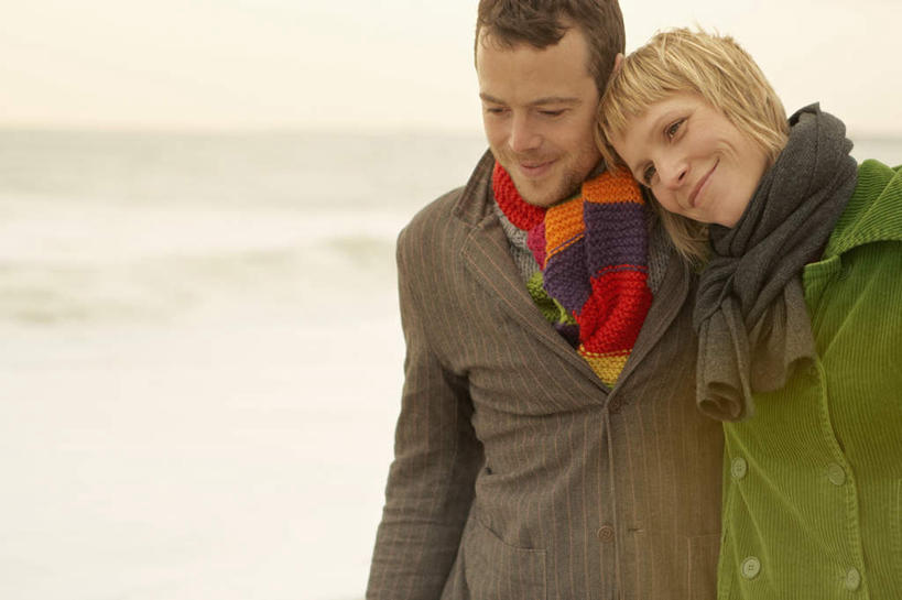 西方人,中年人,两个人,家庭,夫妻,站,笑,微笑,横图,室外,白天,正面,爱情,海浪,海洋,沙滩,欧洲,欧洲人,服装,朦胧,模糊,装饰,沙子,海岸,浪花,沙地,浪漫,注视,休闲装,衣服,海水,围巾,观察,看,靠,靠着,站着,休闲,温暖,温馨,一家人,休闲服,恩爱,恋人,服饰,围脖,观看,保暖,华丽,点缀,和睦,察看,御寒,关注,海景,衬托,美观,雅致,雅观,男人,男性,女人,女性,中年男性,中年女性,白种人,夫妇,情侣,大海,风浪,海,海水的波动,海滩,近岸浪,涌浪,站立,半身,彩图,伴侣,融洽