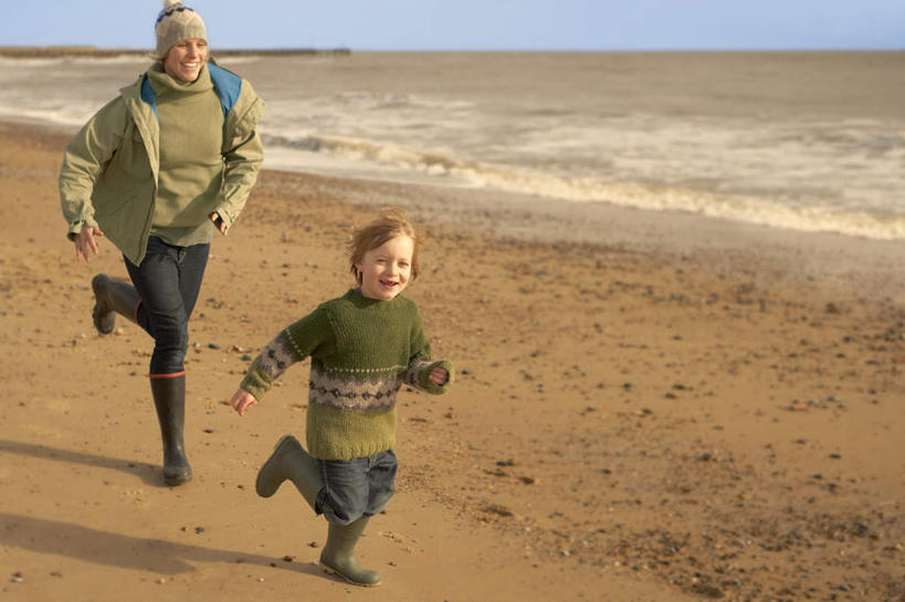 西方人,儿童,中年人,两个人,家庭,母亲,儿子,跑,横图,室外,白天,正面,毛衣,锻炼,纯洁,运动,海浪,海洋,沙滩,帽子,欧洲,欧洲人,阴影,服装,光线,沙子,影子,海岸,浪花,沙地,注视,休闲装,小孩,衣服,阳光,海水,观察,看,休闲,温暖,温馨,母子,一家人,休闲服,可爱,母爱,童年,童趣,服饰,观看,和睦,察看,关注,线衫,海景,童真,烂漫,无邪,一顶,编织帽,体育,天真,男孩,女人,女性,中年女性,白种人,孩子,大海,风浪,海,海水的波动,海滩,近岸浪,涌浪,跑步,彩图,全身,绒衣,套衫,套头毛衣,线衣,健身,融洽,男生