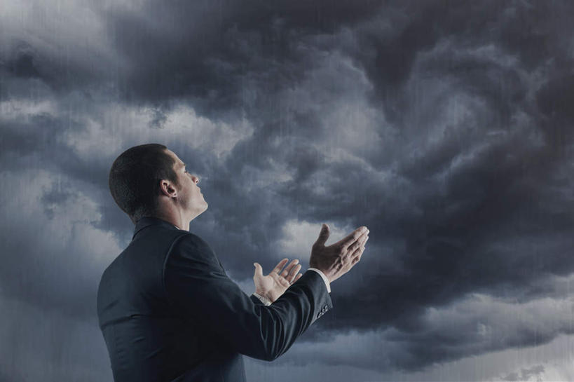 东方人,一个人,商务人士,商务男性,站,举,横图,室外,白天,仰视,衬衫,亚洲,仅一个男性,仅一个人,套装,眼镜,乌云,云,阴天,云朵,云彩,注视,黄种人,仅一个年轻男性,天空,天,看,托,站着,昏暗,阴沉,关注,商务装,近视眼镜,工薪阶层,男人,男性,年轻男性,亚洲人,白领,上班族,举起,举手,举着,抬头,向上举,向上伸,向上托,仰头,站立,半身,彩图,低角度拍摄,衬衣