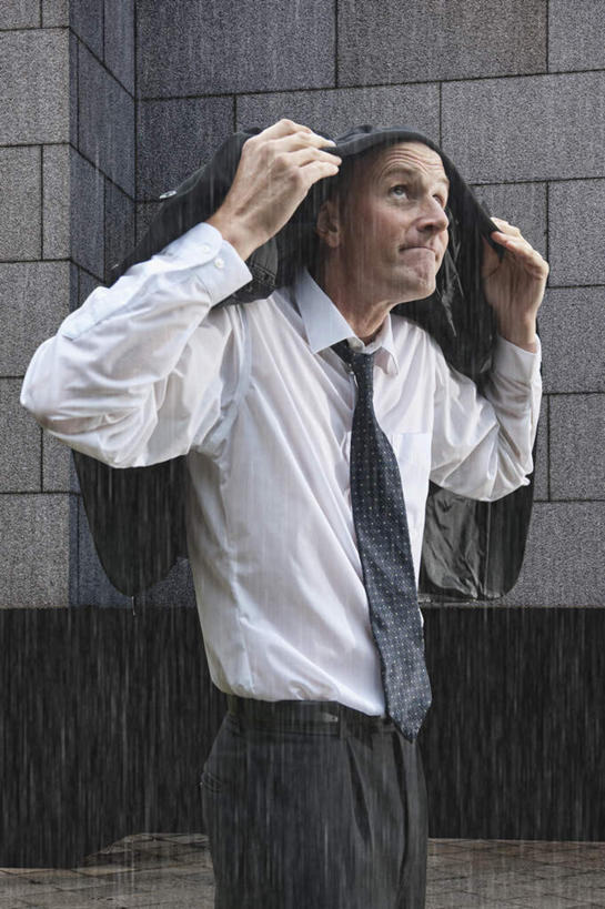 西方人,一个人,商务人士,商务男性,站,笑,微笑,竖图,室外,白天,侧面,衬衫,欧洲,欧洲人,仅一个男性,仅一个人,仅一个中年男性,覆盖,握,套装,墙,领带,地面,拿,拿着,墙壁,墙面,站着,握着,象征,庄重,商务装,身份,工薪阶层,正式,地位,男人,男性,中年男性,白种人,白领,上班族,站立,半身,彩图,衬衣