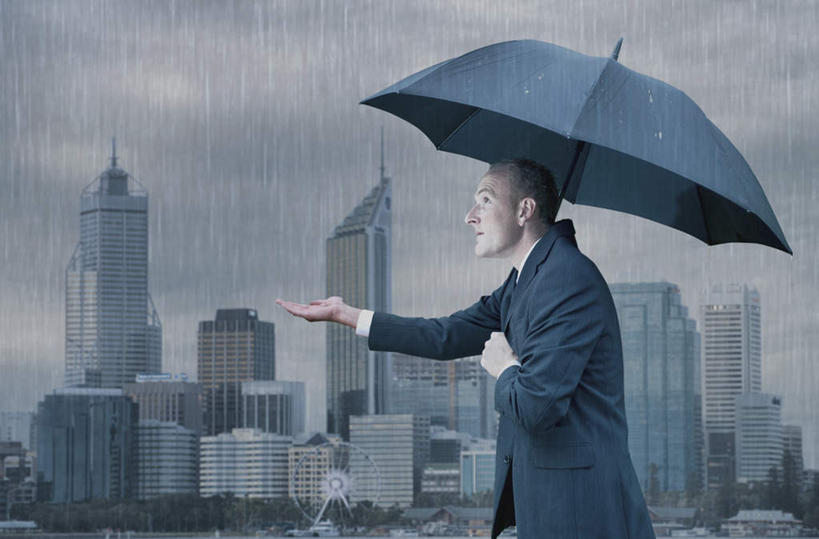 西方人,一个人,商务人士,商务男性,走,横图,室外,白天,侧面,衬衫,雨,暴雨,大雨,欧洲,欧洲人,仅一个男性,仅一个人,仅一个中年男性,撑,握,套装,伞,雨伞,乌云,云,阴天,云朵,拿,云彩,拿着,注视,阳伞,天空,天,观察,看,伸直,握着,观看,细雨,察看,撑着,伸出,昏暗,阴沉,关注,商务装,工薪阶层,男人,男性,中年男性,白种人,白领,上班族,小雨,步行,散步,走路,半身,彩图,衬衣