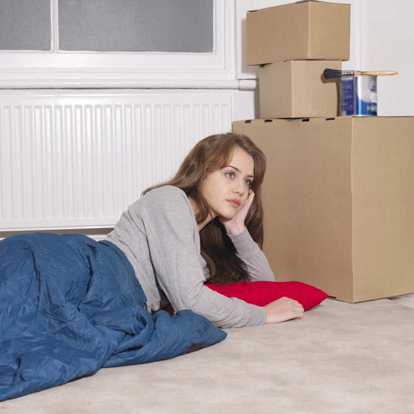 西方人,一个人,方图,室内,白天,正面,窗户,地板,欧洲,欧洲人,仅一个年轻女性,仅一个女性,仅一个人,撑,握,服装,包装,笔,纸箱,墙,棕色,办公用品,地面,拿,拿着,托腮,注视,休闲装,木地板,玻璃窗,墙壁,墙面,文具,衣服,红色,蓝色,画笔,容器,学习用品,箱子,观察,看,趴着,托,休闲,休闲服,握着,服饰,观看,搬家,文具用品,察看,迁移,关注,托下巴,纸板箱,露营,睡袋,野营,包装箱,宿营,快捷,方便,迁居,乔迁,搬迁,年轻女性,女人,女性,白种人,画画,趴,半身,彩图