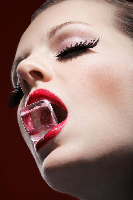 西方人,脸,头,脸颊,一个人,站,闭眼,横图,室内,特写,白天,正面,化妆,美容,欧洲,欧洲人,仅一个年轻女性,仅一个女性,仅一个人,一块,护肤,咬,红色背景,冰,冰块,冷冻,彩妆,唇膏,化妆品,口红,站着,保养,享受,休闲,放松,寒冷,保健,摄影,影棚,冷藏,咬着,冰冷,化妆用品,养颜,保鲜,唇棒,年轻女性,女人,女性,白种人,头部,脸部,脸蛋,面部,闭眼睛,闭着眼,闭着眼睛,站立,半身,彩图,影棚拍摄,拍摄